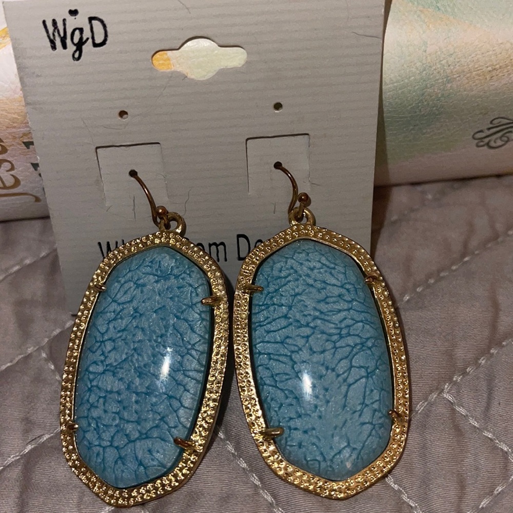 Kendra Scott inspired blue textured and gold earrings.